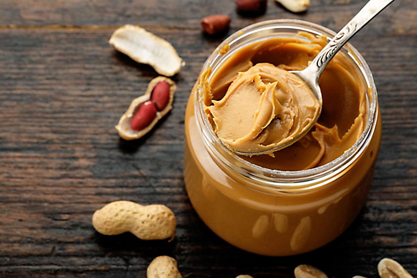 Mantequilla de maní. Todos los frutos secos son un gran todoterreno. Son una buena forma de proteína no cárnica, una fuente de grasas saludables y una gran fuente de zinc y magnesio. 