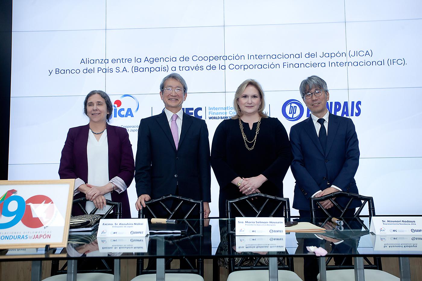 Sra. Kinnon Scott, representante de país del Banco Mundial; el Excelentísimo Señor: Nakai Kazuhiro, Embajador de Japón; Sra. María del Rosario Selman-Housein, Presidenta Ejecutiva de Banpaís y Sr. Atsunori Kadoya, representante residente de JICA.