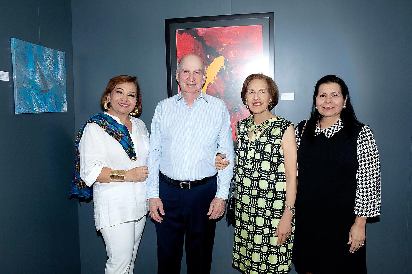  Karla de Espinal, Elías y Emily Canahuati con Elizabeth Samar