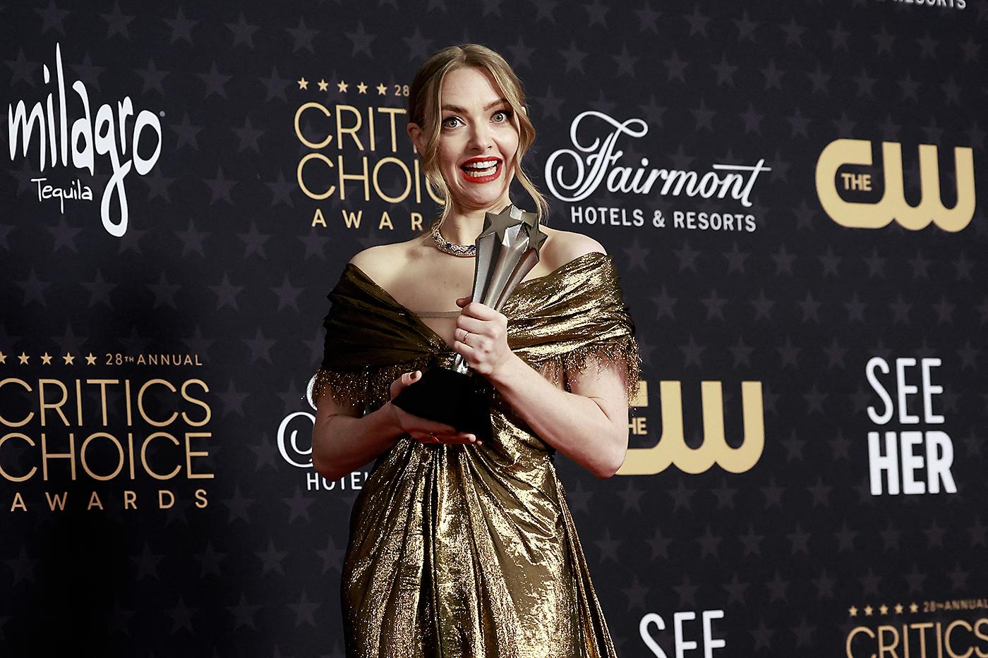  Amanda Seyfried posa con su premio como Mejor Actriz en una Miniserie por "The Dropout" 