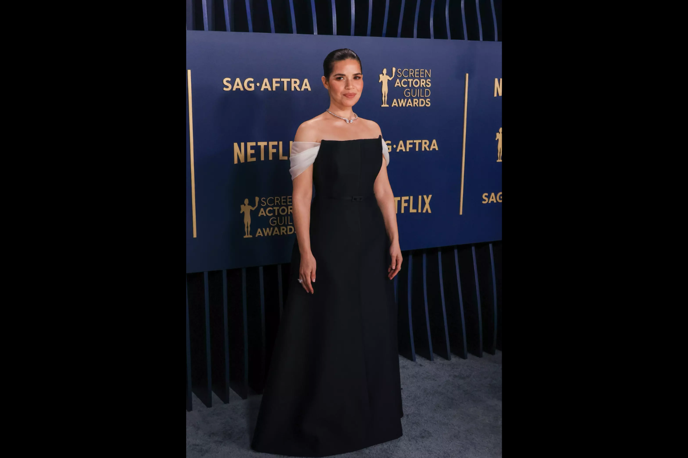 América Ferrera es elegante y atemporal. Optó por brillar en la alfombra roja con un elegante vestido color negro diseñado por Dior. 