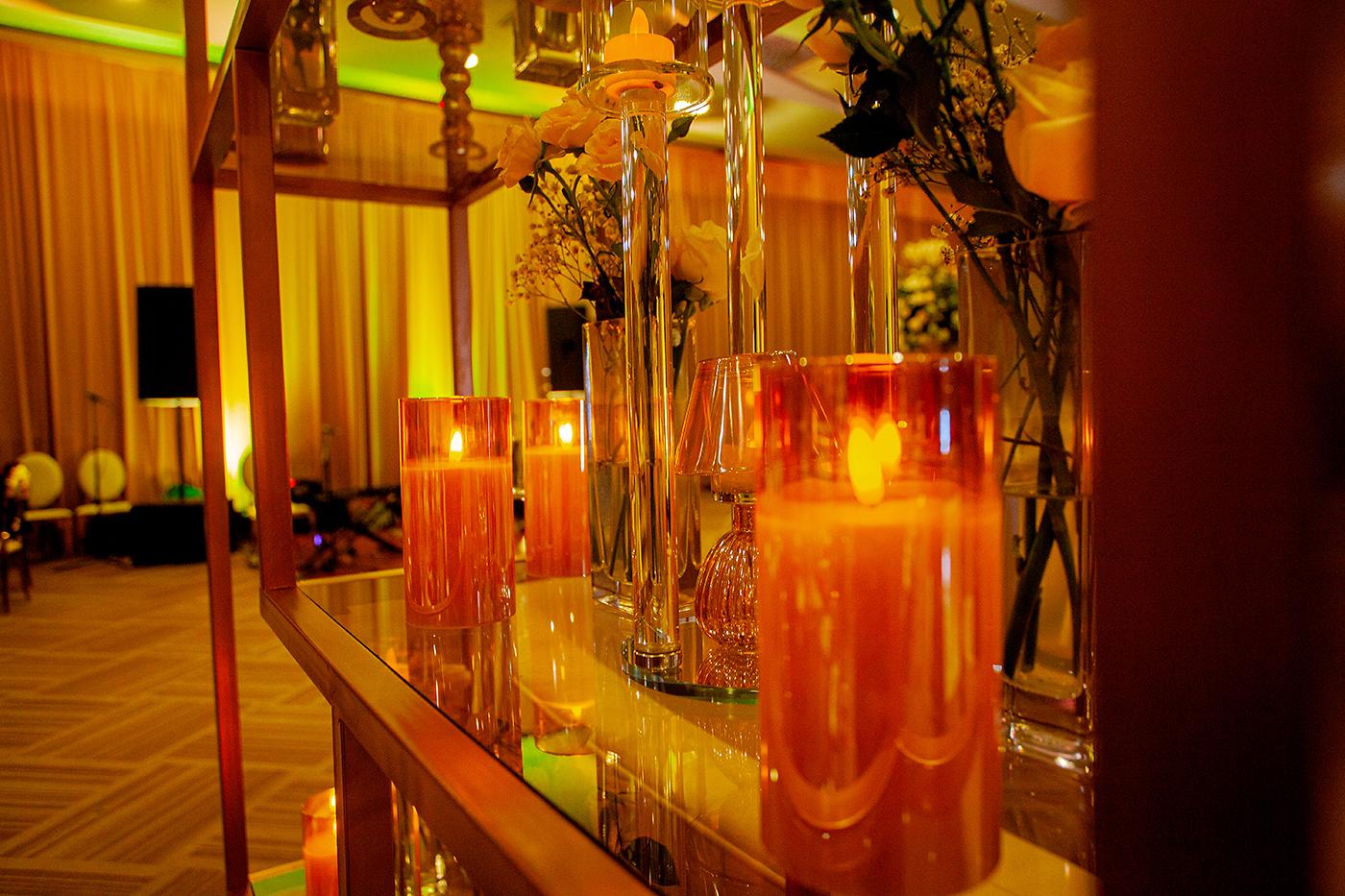 Candelabros con velas aromáticas le dieron un toque romántico.