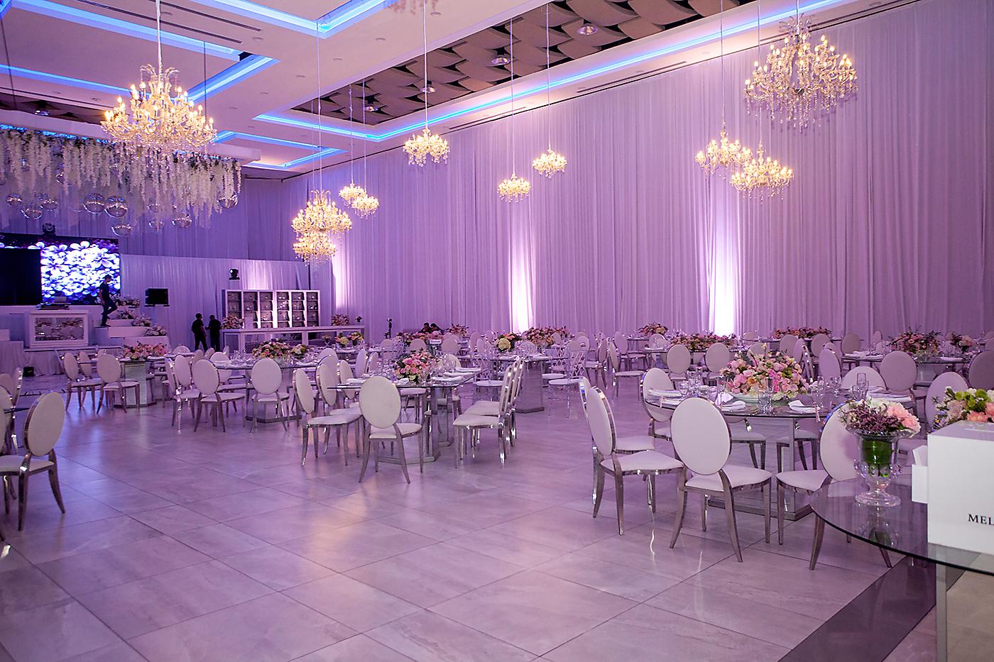 El salón Napoleón VI fue decorado con lámparas estilo chandelier, las paredes cubiertas con lienzos de tul blanco, dándole un toque elegante y clásico.
