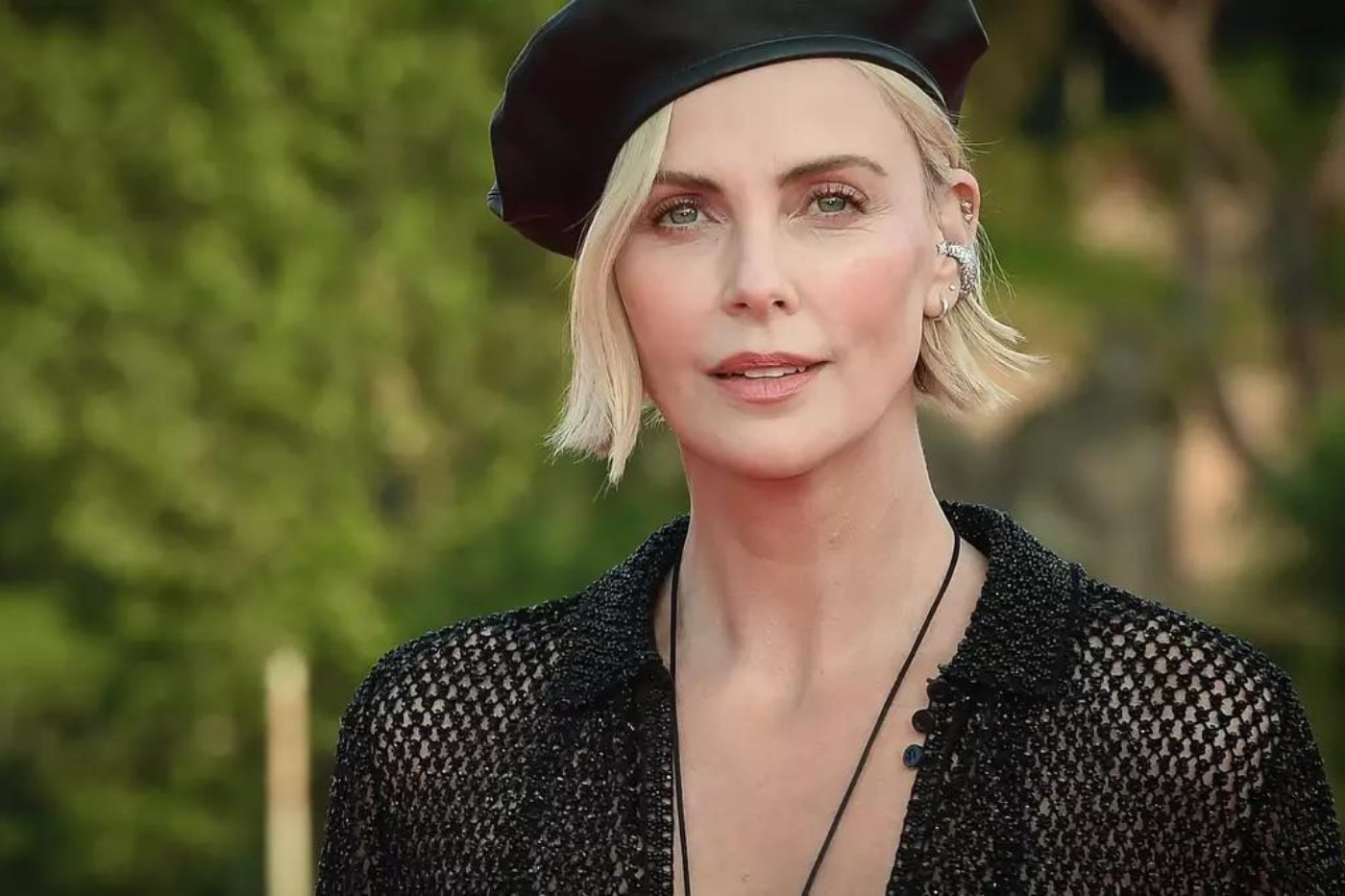 <b>Charlize Theron</b>, la aclamada actriz sudafricana-estadounidense, se une al distinguido grupo de presentadores de la noche. Con una carrera impresionante en el cine, Theron ha demostrado su versatilidad y talento en una amplia gama de roles, ganando reconocimiento por su habilidad para transformarse en personajes memorables. 