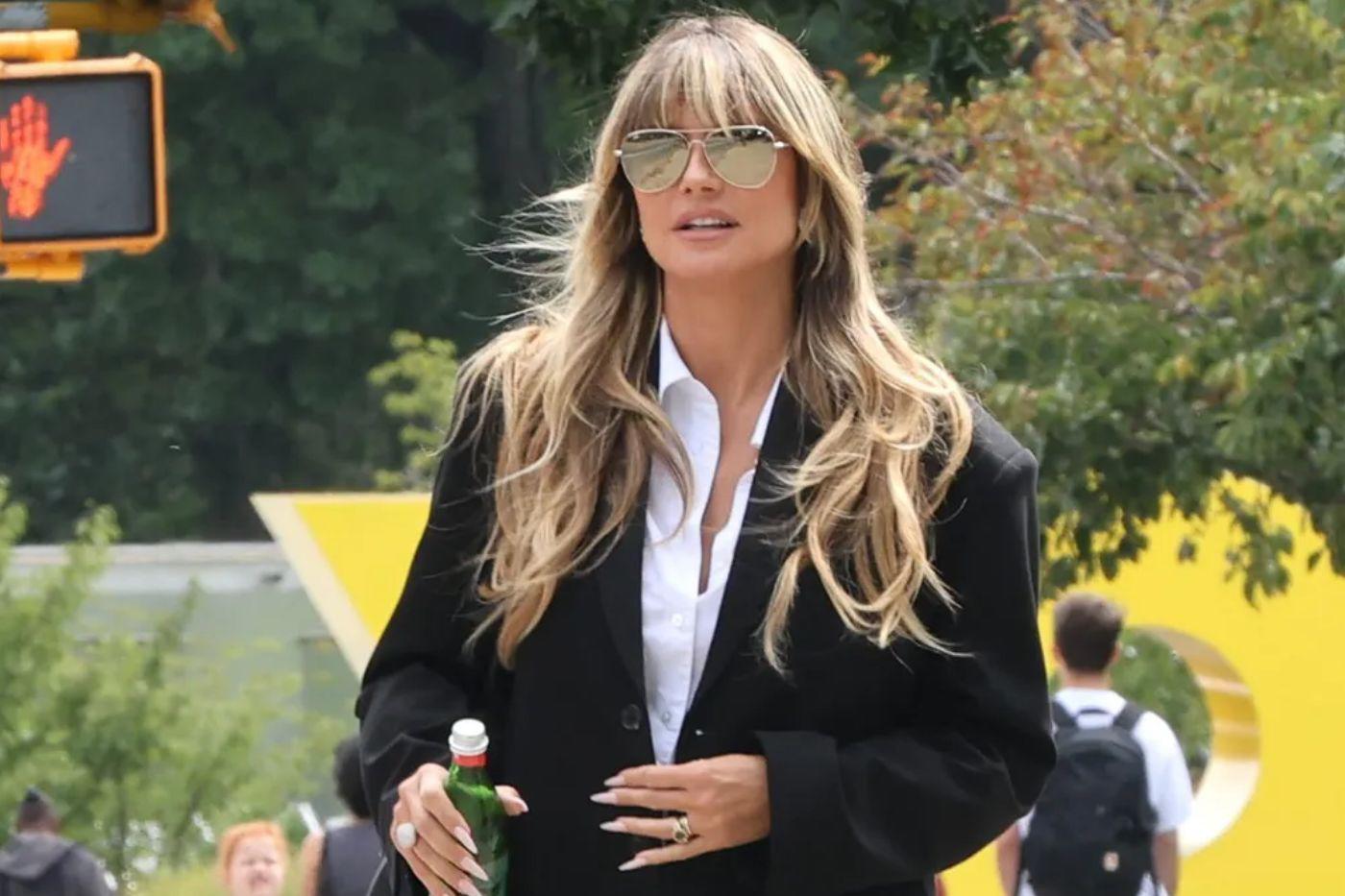Heidi Klum regresa al universo de la película con un cameo que funciona como un guiño para quienes recuerdan su aparición en la primera película.