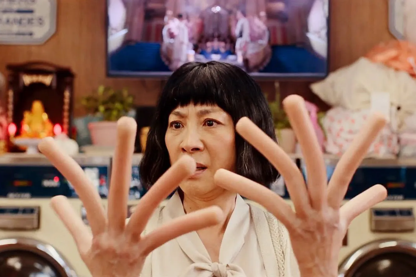 <b>Todo en Todas Partes al Mismo Tiempo (2023)</b>Es una película experimental que sigue la historia de una mujer dividida en múltiples realidades simultáneas, en busca de un disco perdido con la ayuda de su esposo. Combina comedia, drama y ciencia ficción para explorar la identidad y las relaciones humanas. También, Jamie Lee Curtis ganó como Mejor Actriz de Reparto.