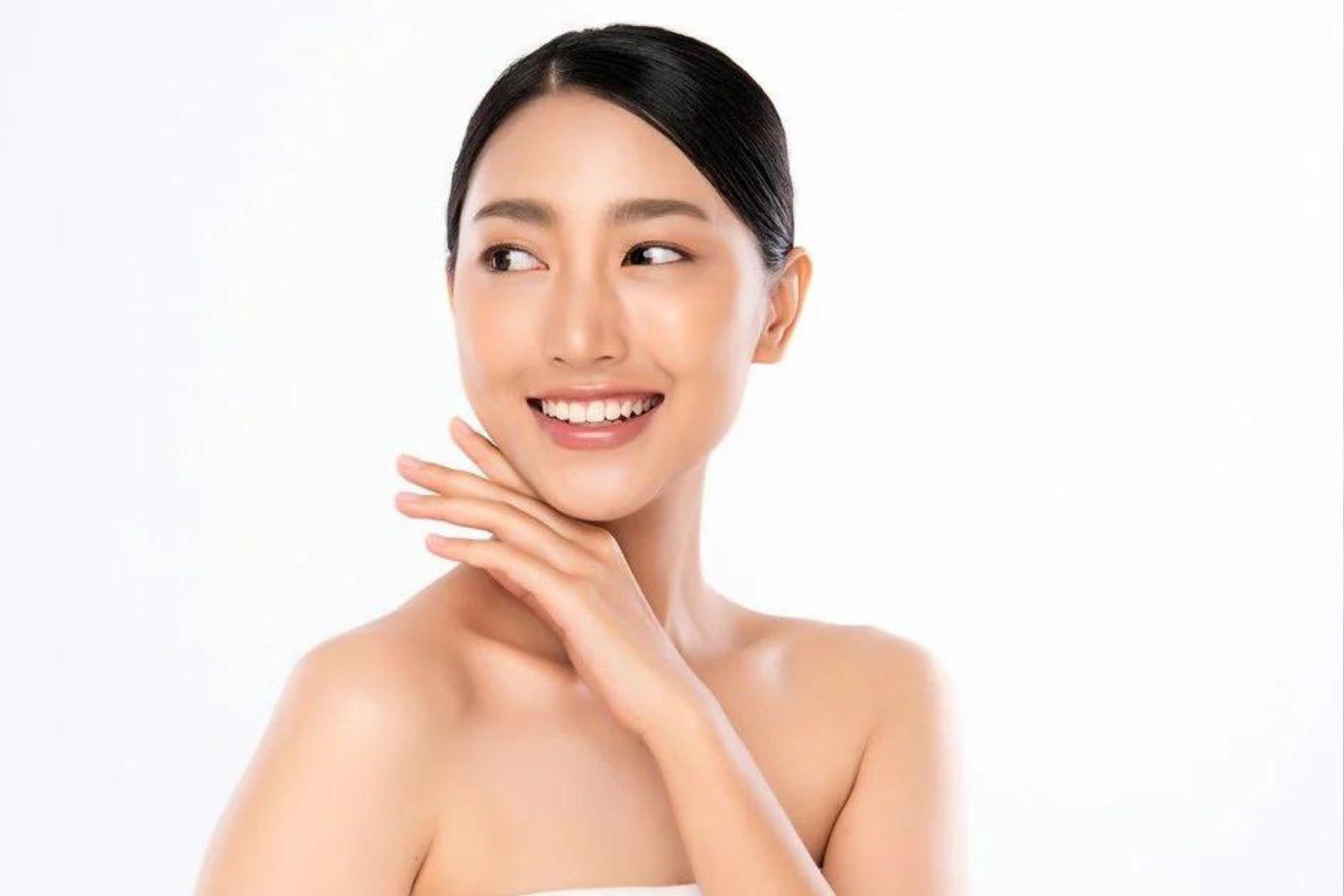 La técnica del K-beauty tiene diversos beneficios como: la eliminación de puntos negros y sebo acumulado, la reducción de poros dilatados y la mejora la textura de la piel. 