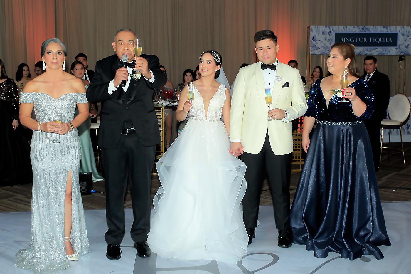 Jenny, Freddy y Flora Espinoza con Óscar y Gabriela Ventura.