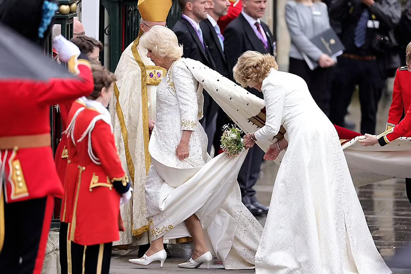 El vestido fue diseñado y confeccionado por su amigo y diseñador de cabecera Bruce Oldfield, muy en línea con el estilo y personalidad de la futura reina de Inglaterra que reinterpreta el significado del blanco: pureza, luz e inocencia frente a los nuevos tiempos.