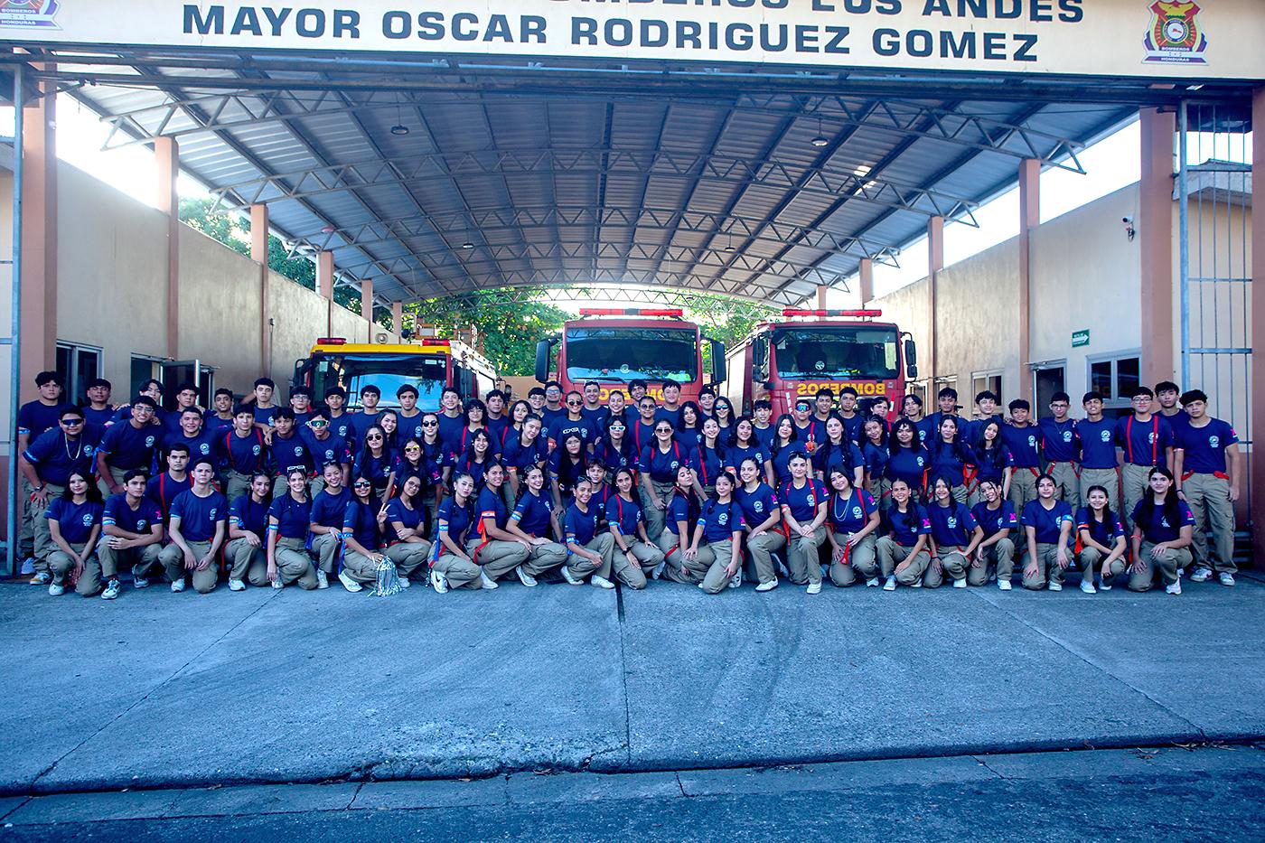 Desde muy temprano, los 98 seniors de Happy Days &amp; Freedom Institute vivieron una mañana inolvidable en su Entrance. Con pantalones kaki y tirantes de bombero, llegaron a la estación Los Andes “Mayor Óscar Rodríguez Gómez”, donde entre fotos, risas y alegría iniciaron su caravana rumbo al colegio. El comité de padres, junto a la planner Marcela Cueva, cuidó cada detalle para que todo saliera perfecto: desde la llegada a la estación hasta el recibimiento en el gimnasio, donde fueron ovacionados por autoridades, familias y compañeros, celebrando con entusiasmo el inicio de su último año de secundaria.
