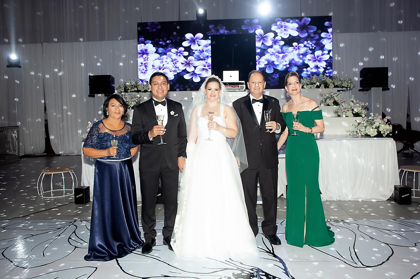 Marta Valle y su hijo José Luis Martínez con su esposa Melissa Wolozny y sus padres Abraham y María Alicia de Wolozny. 