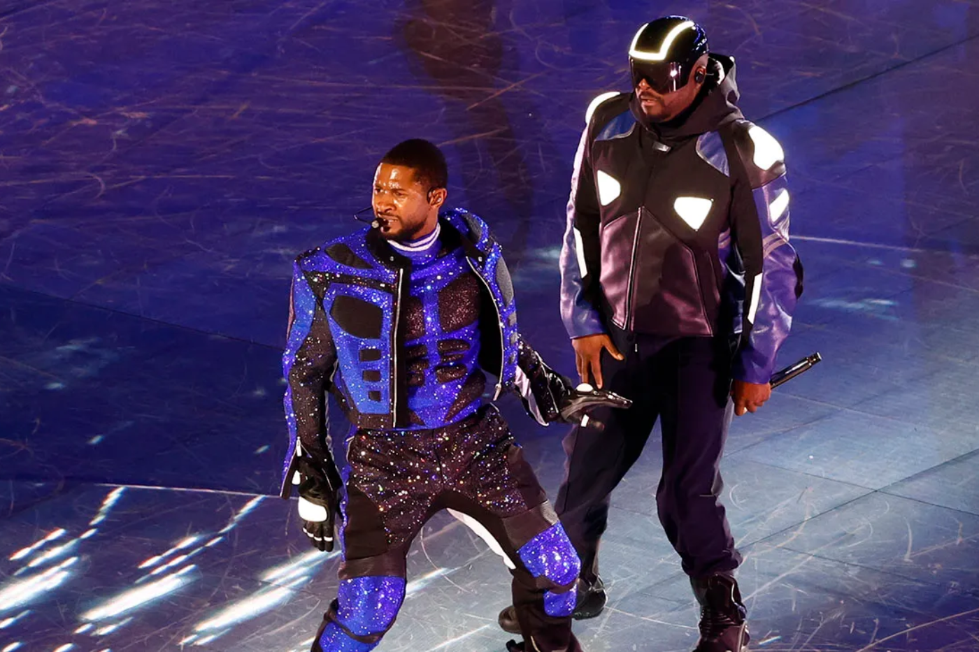 El equipo de Usher se comunicó directamente con Kamara y Off-White para materializar el look del espectáculo de medio tiempo. Kamara, editor y estilista de Off-White desde 2022, compartió que Usher ha sido considerado parte de la familia de la marca durante mucho tiempo. Usher vio en Off-White y Kamara la pasión que él mismo canaliza a través de la ropa, lo que hizo que trabajar con ellos fuera una elección natural.