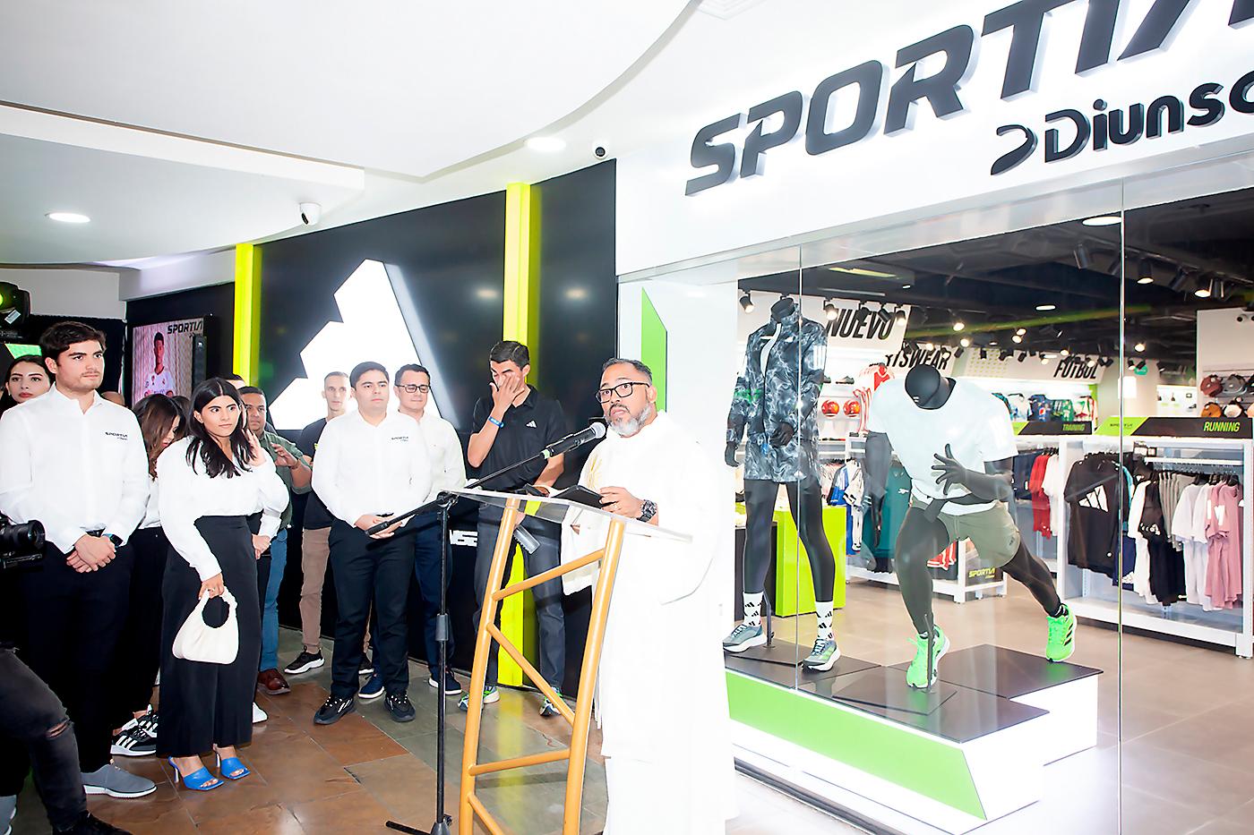 El reverendo Carlos Mejía durante la invocación a Dios para bendecir lasegunda tienda Sportia Diunsa.