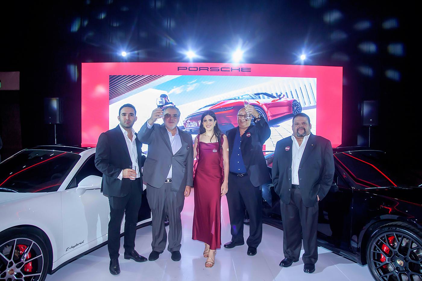 Con más de seis décadas de historia, el Porsche 911 sigue siendo un referente mundial del automovilismo, fusionando tradición, innovación y un diseño que trasciende el tiempo. Lama Motors, distribuidor oficial de Porsche en Honduras, presentó en una exclusiva velada en el salón Napoleón V del hotel Copantl &amp; Convention Center la nueva generación del 911 Carrera 4 GTS, un modelo que marca un hito en desempeño, tecnología y sofisticación, siendo el primer 911 homologado para carretera con un sistema híbrido de alto rendimiento especialmente ligero. En la foto: Fernando y Carlos Lama, Daniela Lama de Brito, Alfredo León Gómez y Francisco Abadie. durante el brindis del lanzamiento del Porsche 911.
