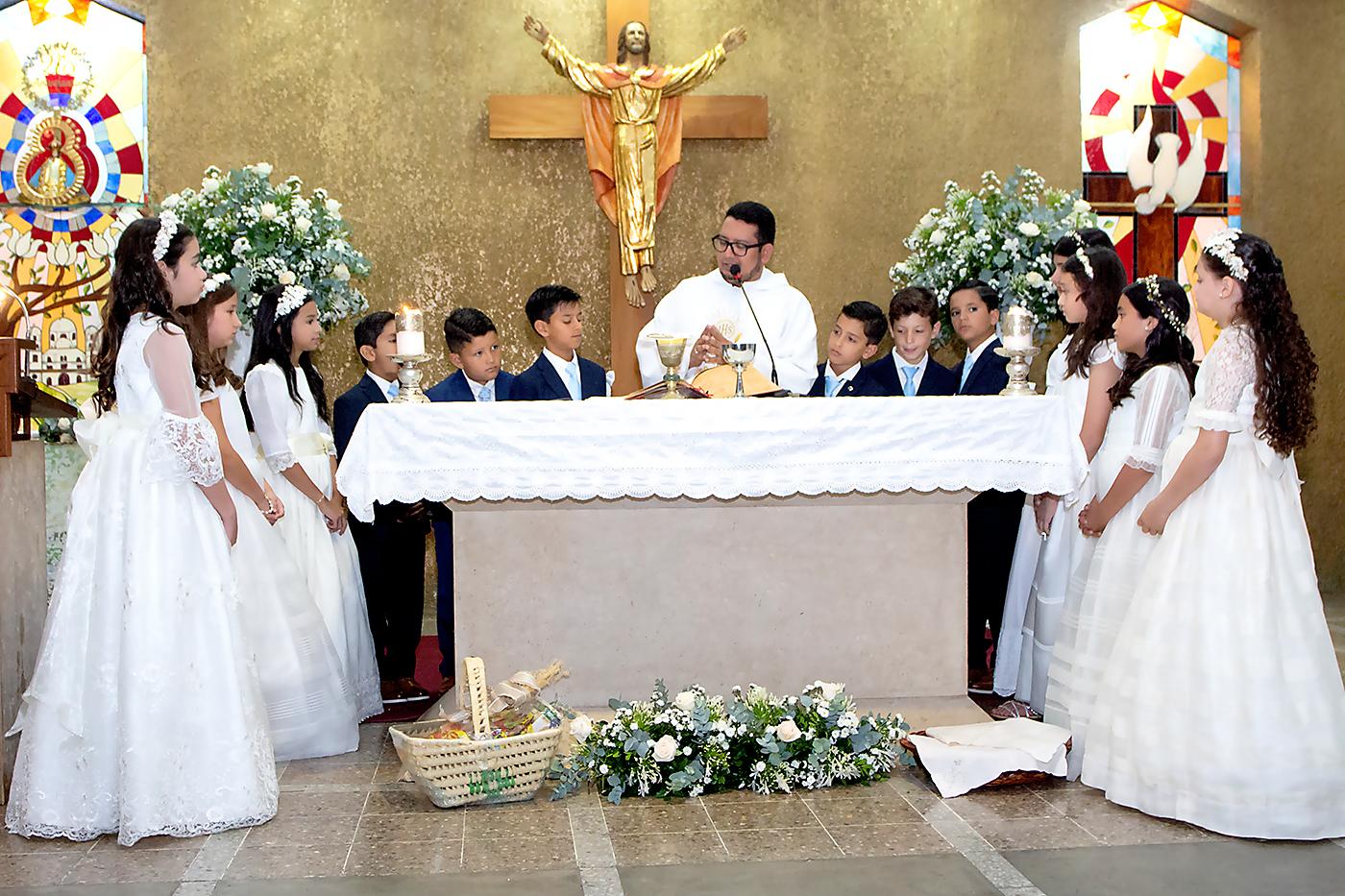 Los niños escuchan atentos el mensaje del padre Gustavo Fuentes.