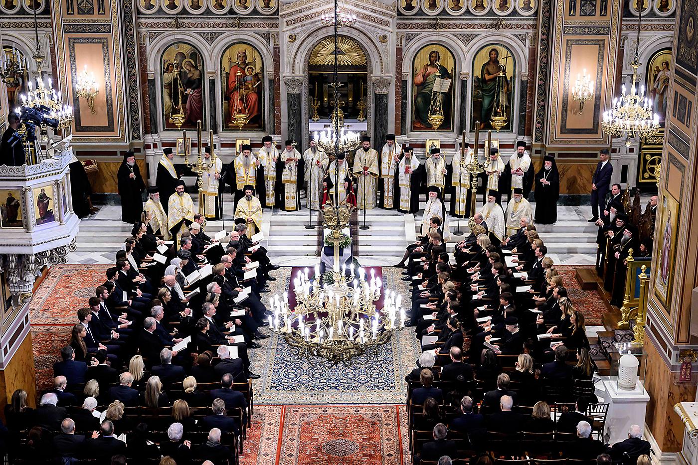 En la Catedral de la Anunciación de Santa María de Atenas, la realeza europea despidió a Constantino II, quien murió a los 82 años el pasado 10 de enero. Tras la ceremonia religiosa ortodoxa, el cuerpo del ex rey griego fue inhumado en privado en la antigua residencia real en Tatoi, al norte de Atenas, donde están enterrados la mayoría de los miembros de la familia. 