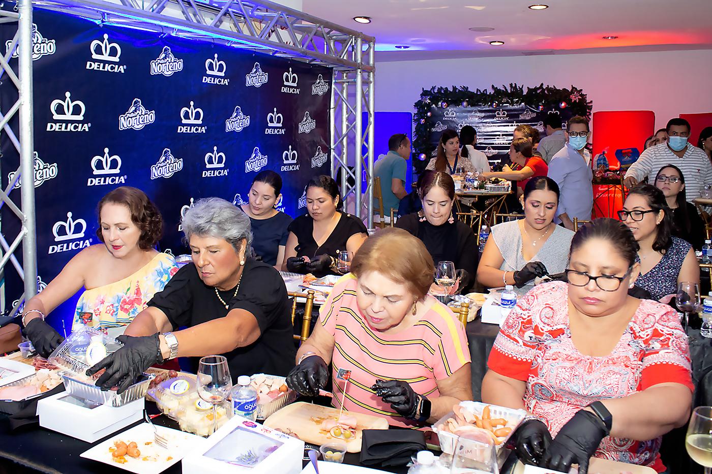 Los participantes aprendieron cómo servir una tabla de quesos y jamones 