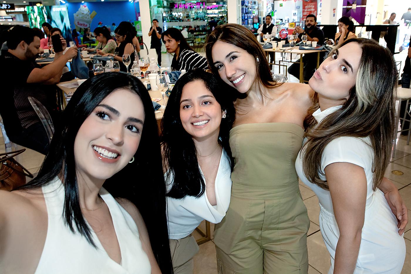 Grecia Galeas, Ana Martel, Ana Sabillón y Michelle Mejía.