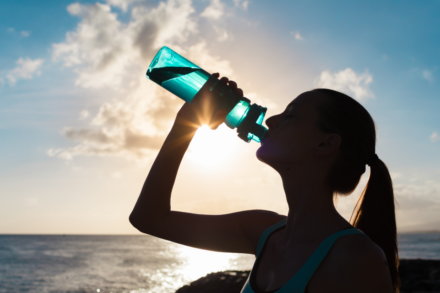 <b>Hidratación constante</b>Bebe abundante agua y utiliza lociones hidratantes para evitar que tu piel se reseque y tu bronceado se desvanezca rápidamente.