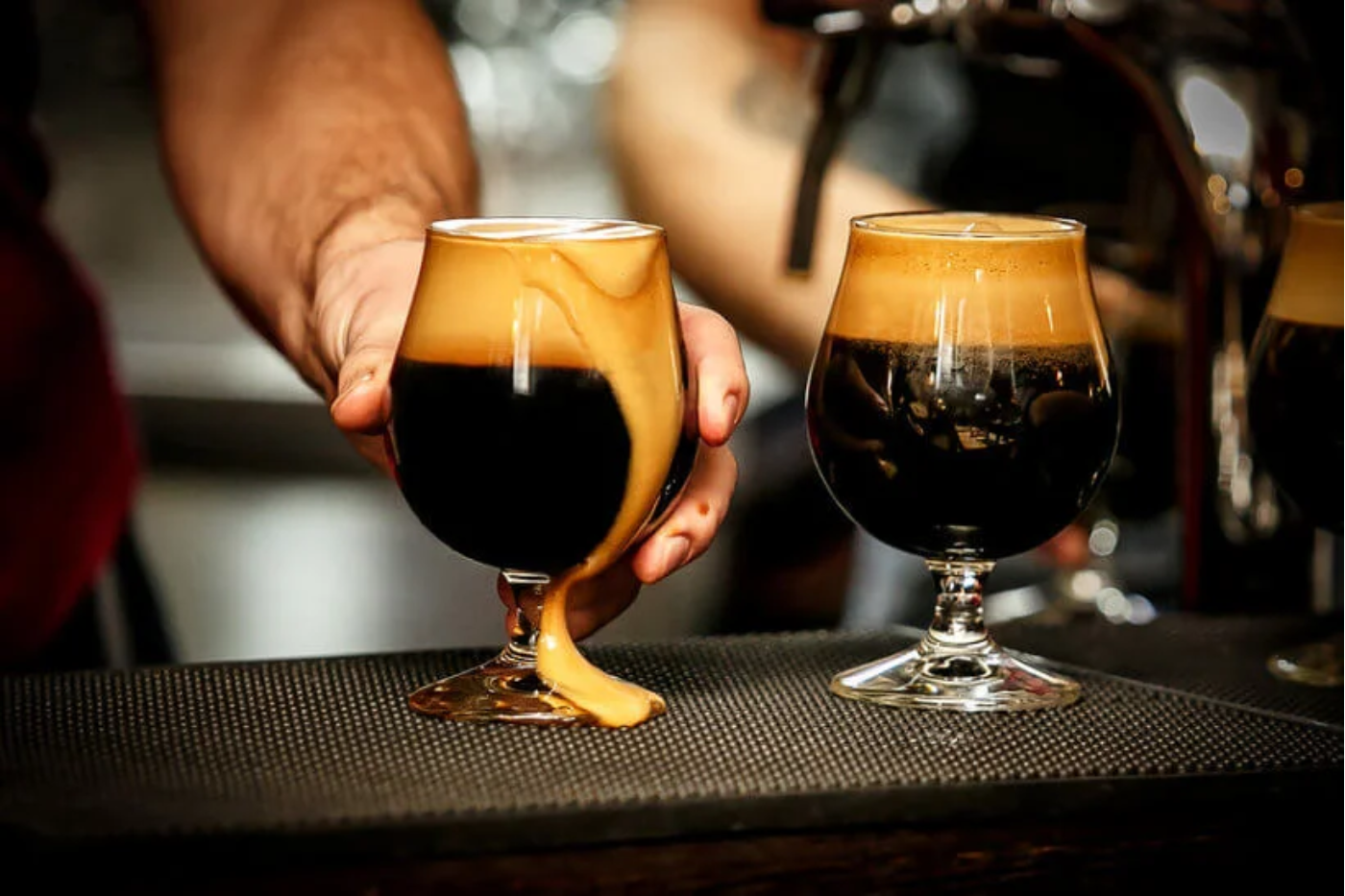 <b>Porter y Stout,</b> son dos estilos de cerveza oscura, generalmente elaboradas con maltas tostadas, lo que les otorga su característico color oscuro y sabores a café, chocolate y tostado. La principal diferencia entre ellas radica en su origen histórico y en los perfiles de sabor. La Porter es más antigua y suele tener un cuerpo más ligero con sabores a caramelo y frutas secas, mientras que la Stout es más robusta y puede tener notas más intensas de café y chocolate. 