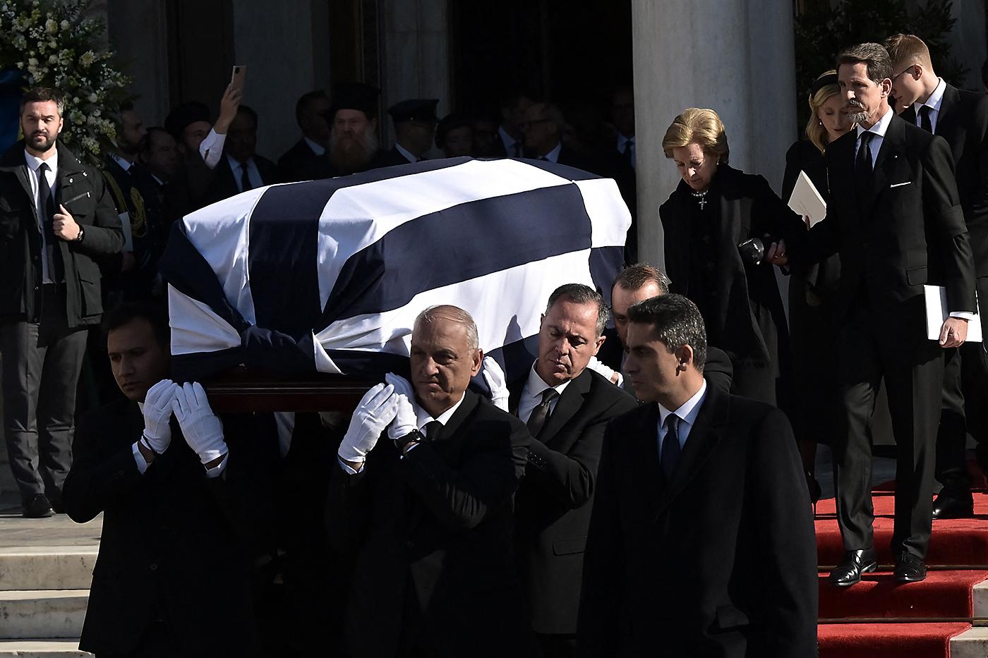 El fétretro de Constantino II es seguido por sus hijos y familiares al salir de la Catedrial Metropolitana de Grecia