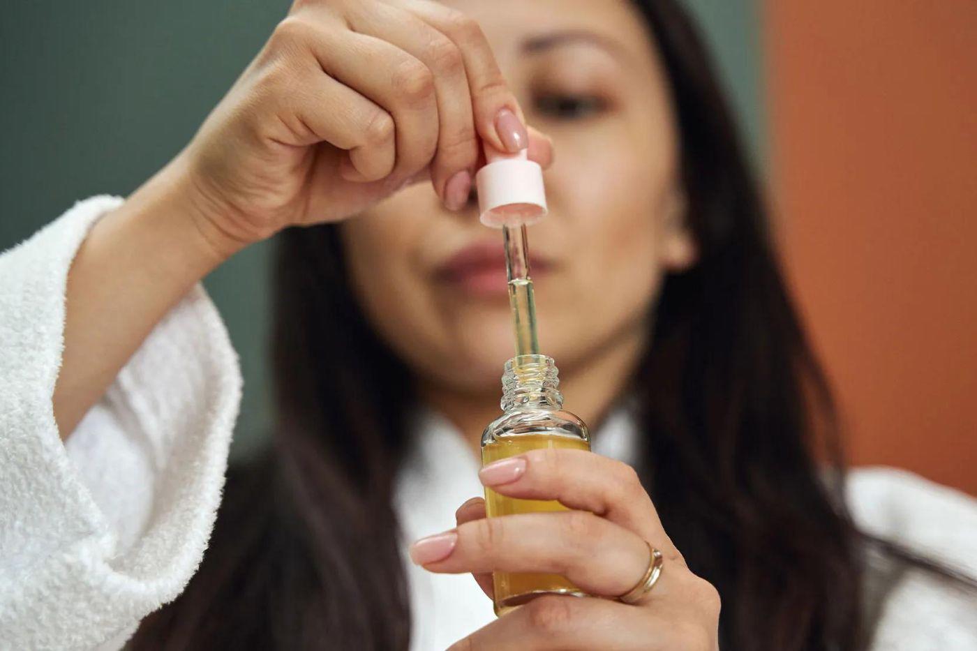 En el mundo del skincare hay pasos esenciales que no se deben saltar. El protector solar, la hidratación y la limpieza son básicos. Hay un nuevo método que se ha viralizado en las redes y promete una piel libre de impurezas. El oil gritting es una técnica de limpieza a base de aceites.