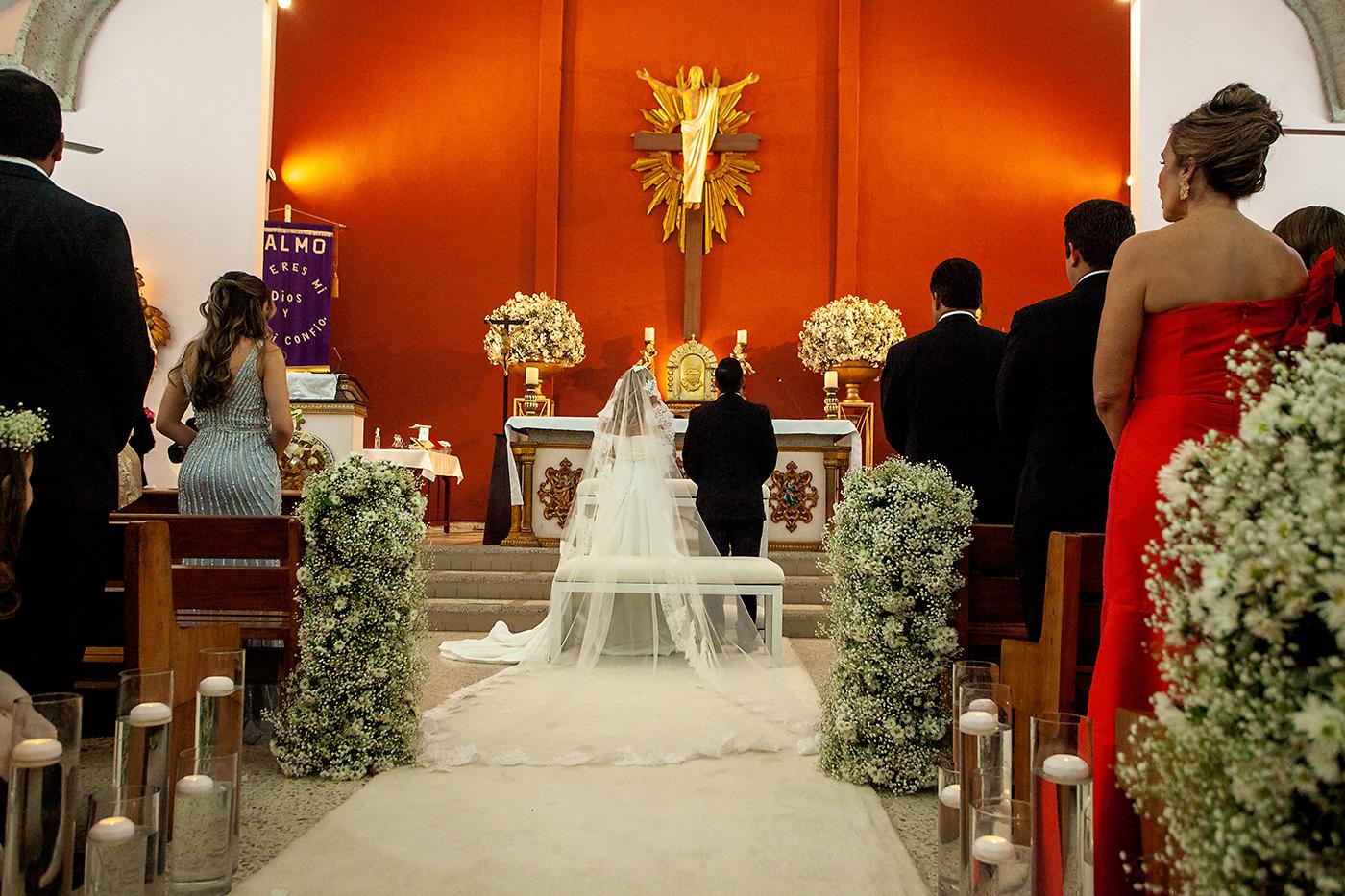 Dalton Barrosse y Annie Núñez ante el altar del Cristo Crucificado de la Iglesia María Reina del Mundo.