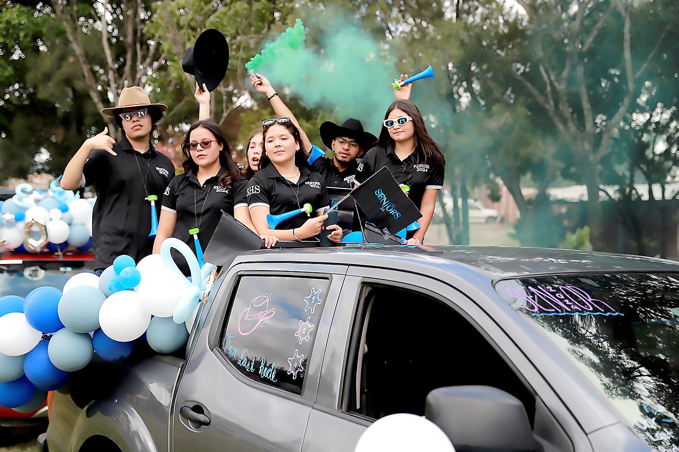 Diego Molina, Andrea Chávez, Alexandra Urbina, Sara Ponce, Diego Mejía y Ami Sánchez. 