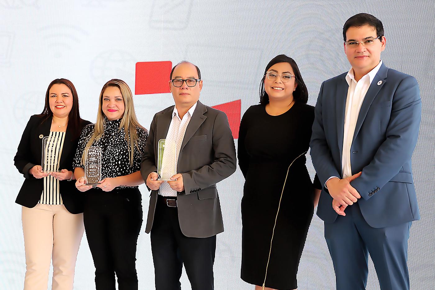 Diana Ramos, Glenda Castejón, Mauricio Medina, María José y Carlos Girón