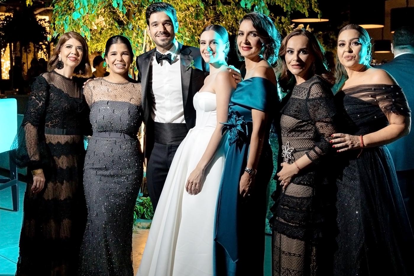 Lidia Calderón, Julissa Padilla, los novios, Mónica Lama, Waleska Montoya y Gabriela Zelaya