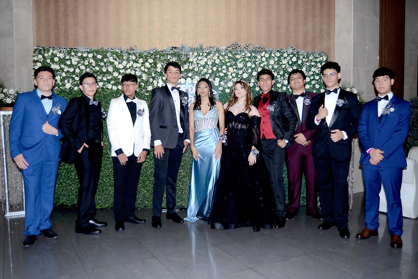 Los Seniors de Hillcrest School 2024 vivieron una noche mágica e inolvidable al celebrar su tan esperado prom. Este evento marcó un hito significativo en sus vidas, simbolizando no solo el final de una etapa académica, sino también el inicio de nuevos caminos y oportunidades. Con elegantes vestidos, trajes impecables y sonrisas radiantes, los estudiantes disfrutaron de una velada llena de música, baile y recuerdos que atesorarán para siempre. 