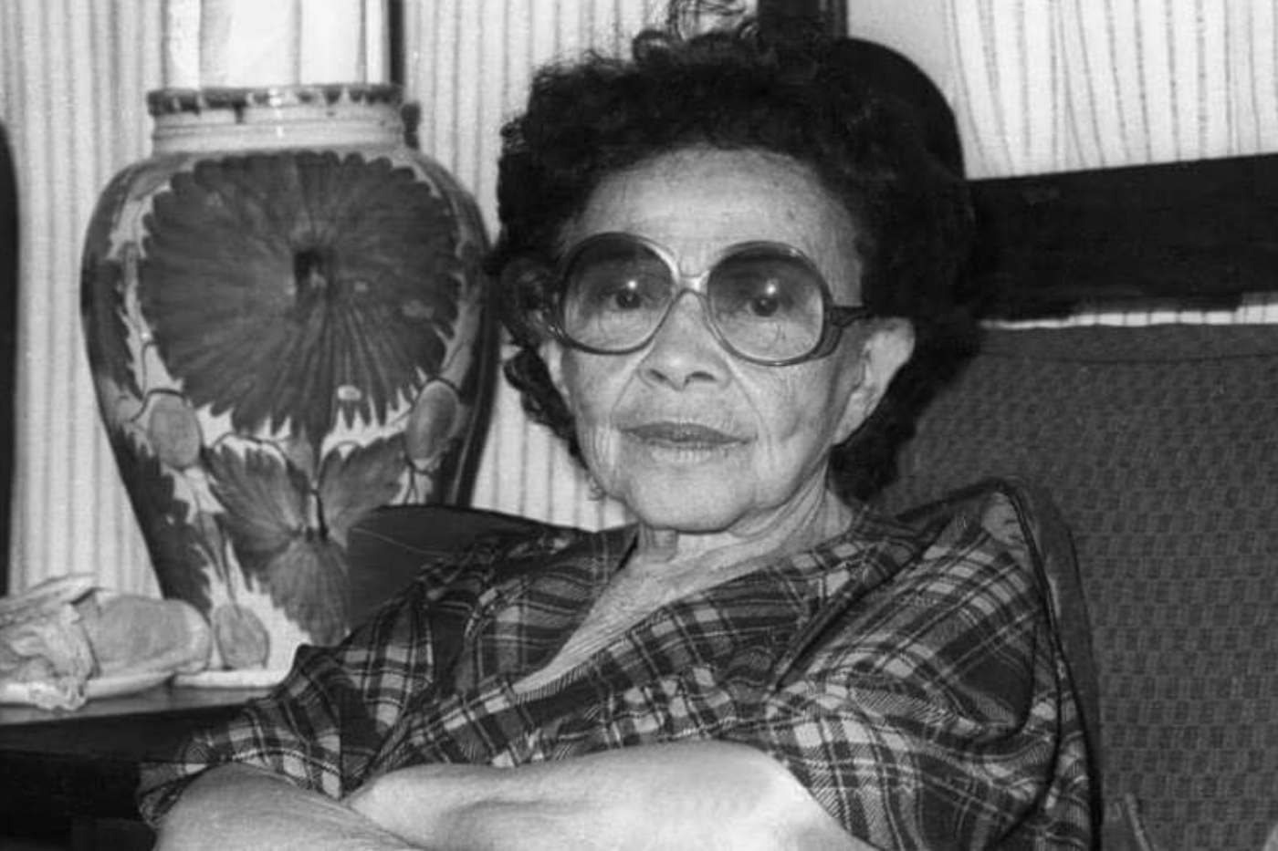<b>Clementina Suárez</b>Poetisa hondureña de renombre internacional, nacida en Juticalpa, Olancho. Pionera al publicar el primer libro de una mujer en Honduras. Galardonada con el Premio Nacional de Literatura “Ramón Rosa” en 1970, destacó no solo por su obra, sino también como ferviente impulsora del arte, especialmente la pintura centroamericana. Su legado perdura como un faro de inspiración para la liberación creativa y la independencia personal.