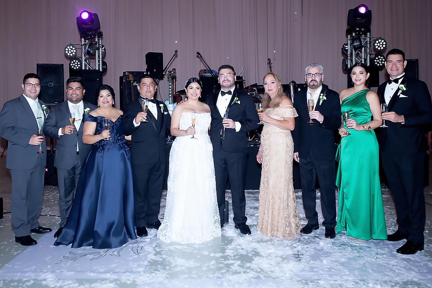 Participaron en el brindis: Gabriel DelArca, Marco Del Arca Jr., Jackeline de Del Arca, Marco Del Arca,Jackeline Del Arca, Víctor Valdes, Norma Valdes, Víctor Valdés Sr.,Claudia de Rodríguez, Carlos Rodríguez.