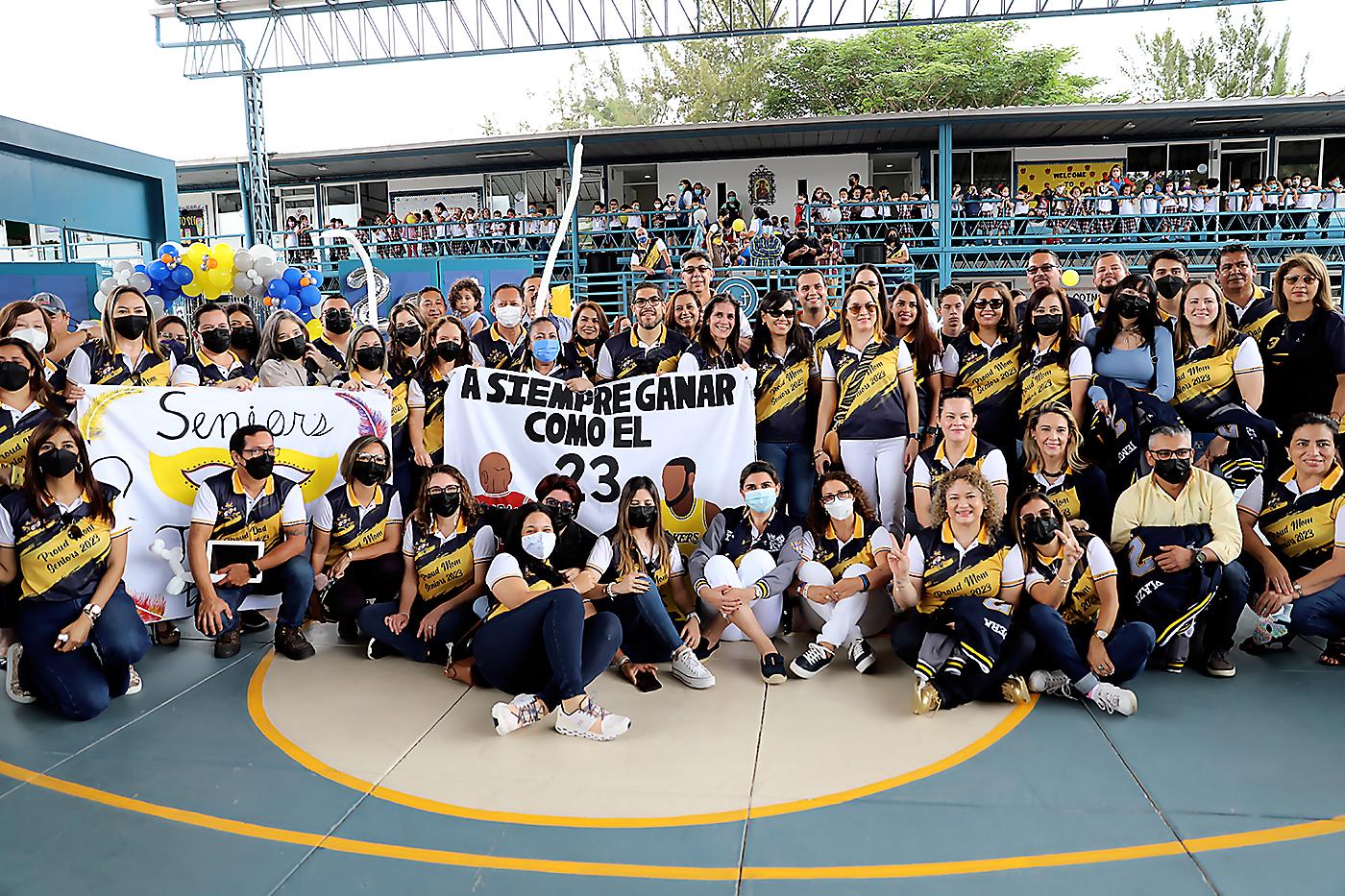 Los padres de la clase 2023 al final del evento con el que inauguraron oficialmente el Senior Year