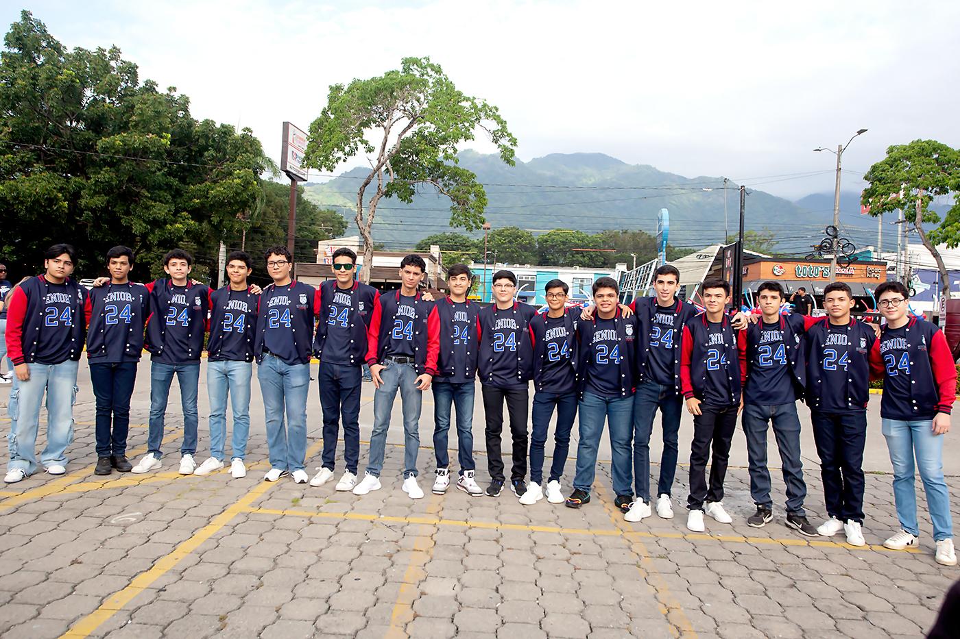Los senior vistieron chaquetas como el equipo que son.