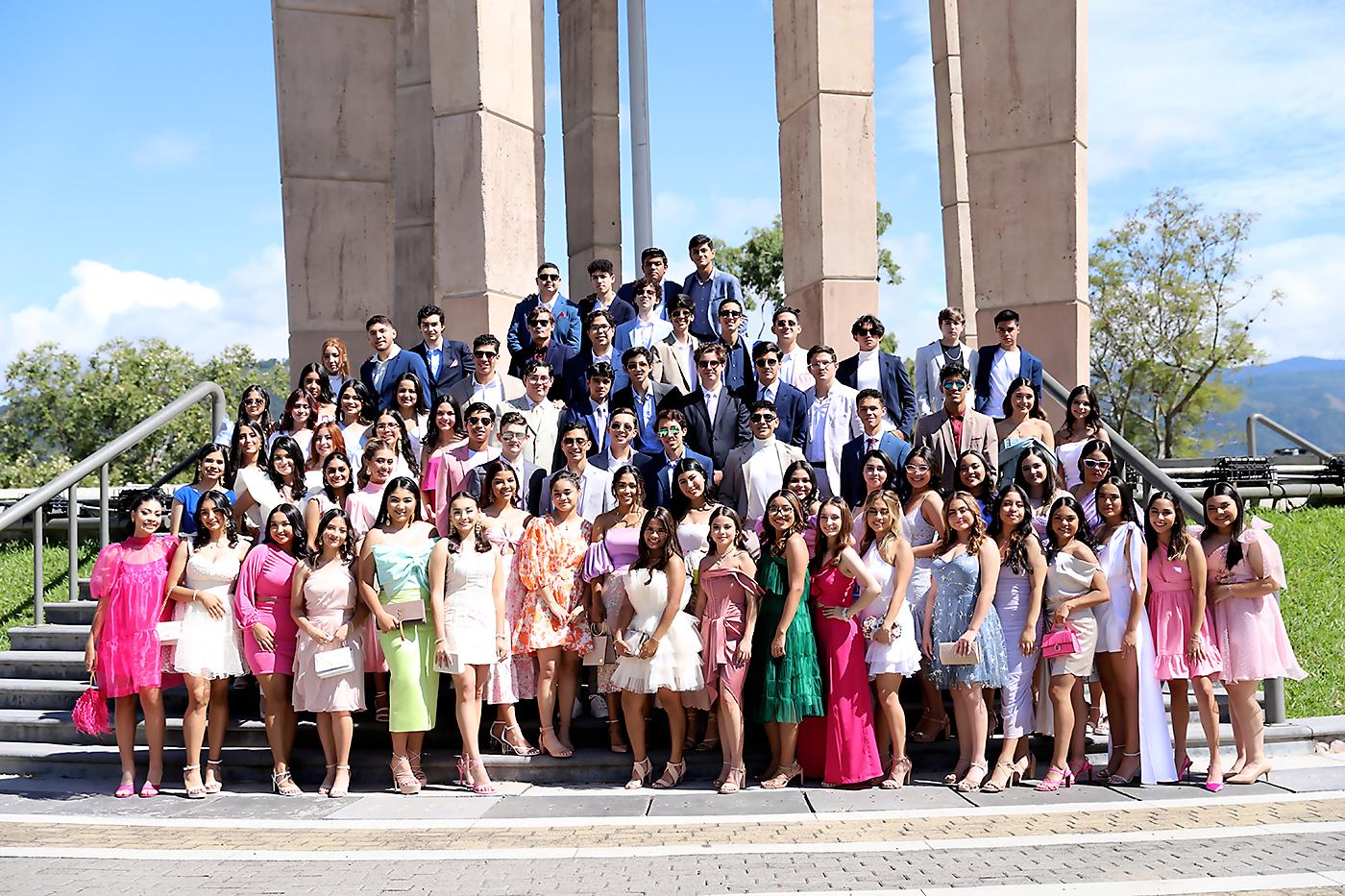 Felices y sonrientes los seniors 2023 DelCampo School celebraron su tradicional desayuno en el pulmón de la capital, en el parque Cerro Juana Laínez. Un lugar con una vista panorámica inigualable, desde su cúspide se pueden apreciar los cuatro puntos cardinales de la ciudad y donde los jóvenes no perdieron la oportunidad de recordar ese inolvidable momento con las tradicionales selfies.