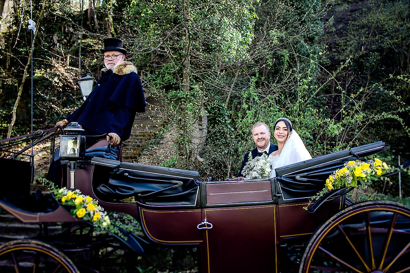 A bordo de una carroza de caballos donde los novios dieron un tour en la plaza de Mariastein