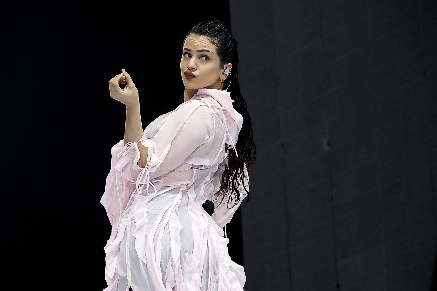 Coachella no se iba a quedar sin uno de los momentos más virales de la cantante, cuando “mastica” chicle. La española lo hizo ante los gritos de los presentes al inicio de “Bizcochito”, la segunda canción que interpretó. 
