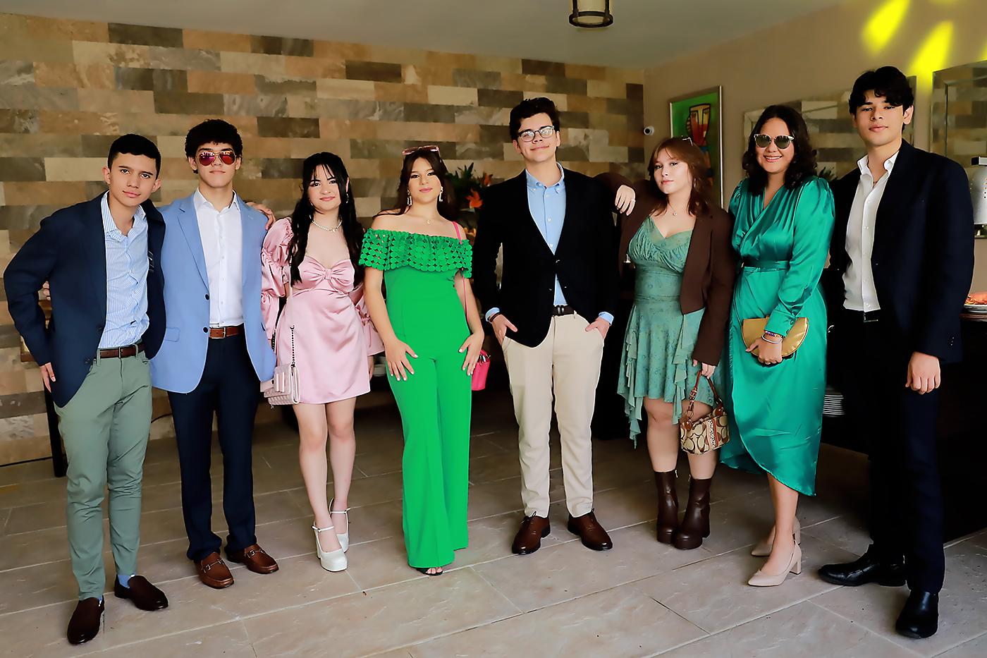 Mario Mejía, Sebastián Lobo, Fernanda Urrutia, Nicole Girbal, José Ignacio Aguilar, Adriana Acosta, Natalia Fúnez y Abraham Zarruk.