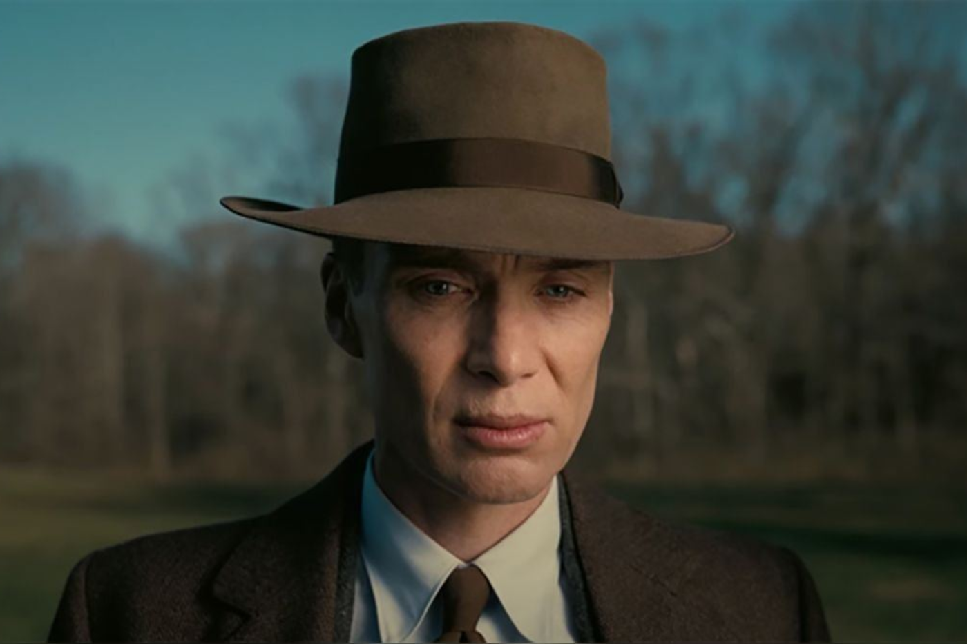 <b>Cillian Murphy - Oppenheimer</b>Su extraordinaria interpretación del personaje de J. Robert Oppenheimer lo ha catapultado directamente a la cima de la lista de favoritos para el premio. En la nueva película de Christopher Nolan, ‘Oppenheimer’, el actor se sumerge durante tres horas en una exploración profunda y absorbente de una de las mentes más destacadas del siglo pasado: el genio detrás de la bomba atómica.