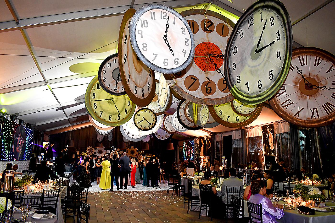 Una decoración llena de encanto y color en honor a su eslogan: “time waits for no one, and this is our time”