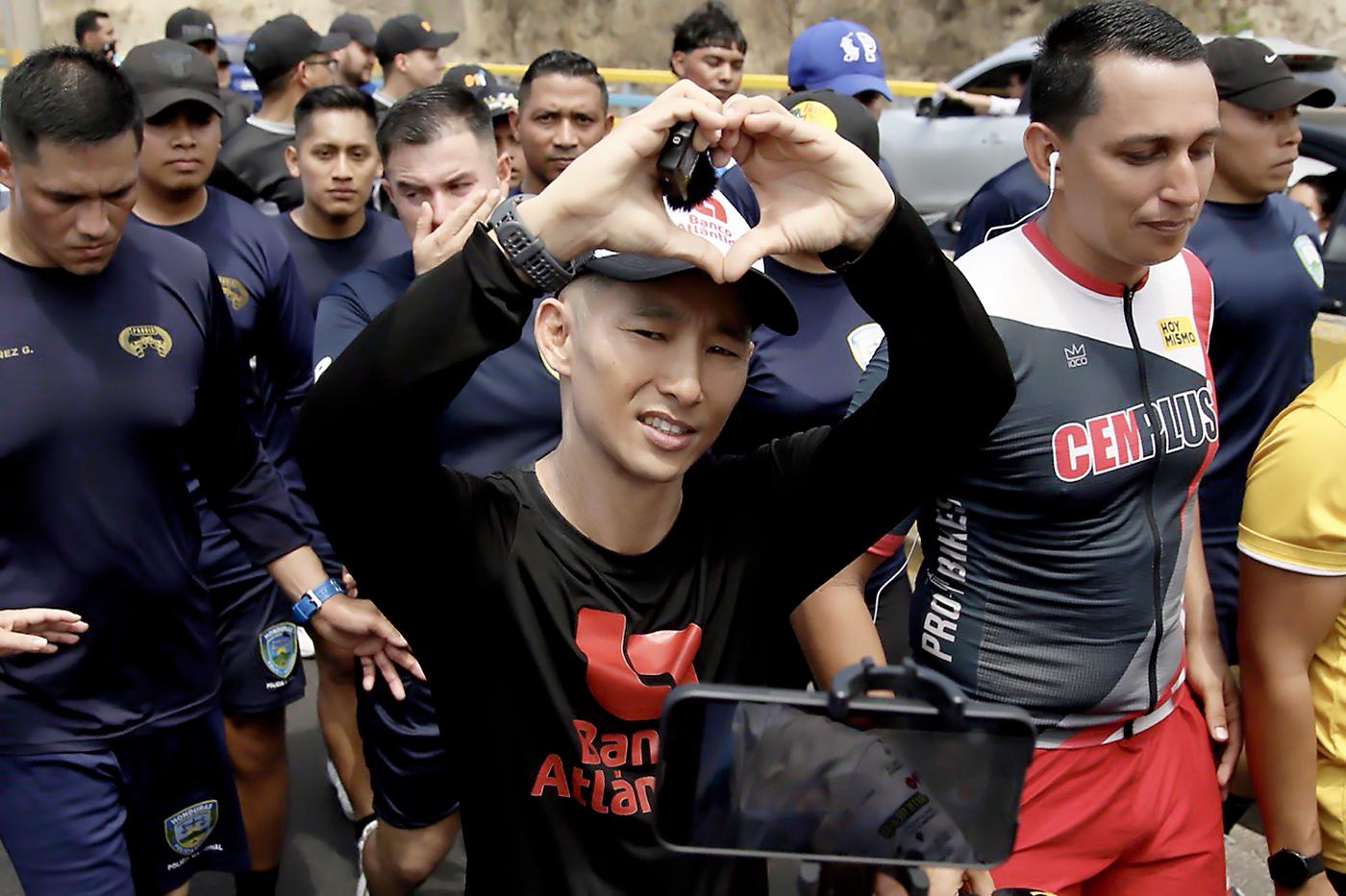 Shin Fujiyama llega a Tegucigalpa en carrera para recaudar fondos para escuela