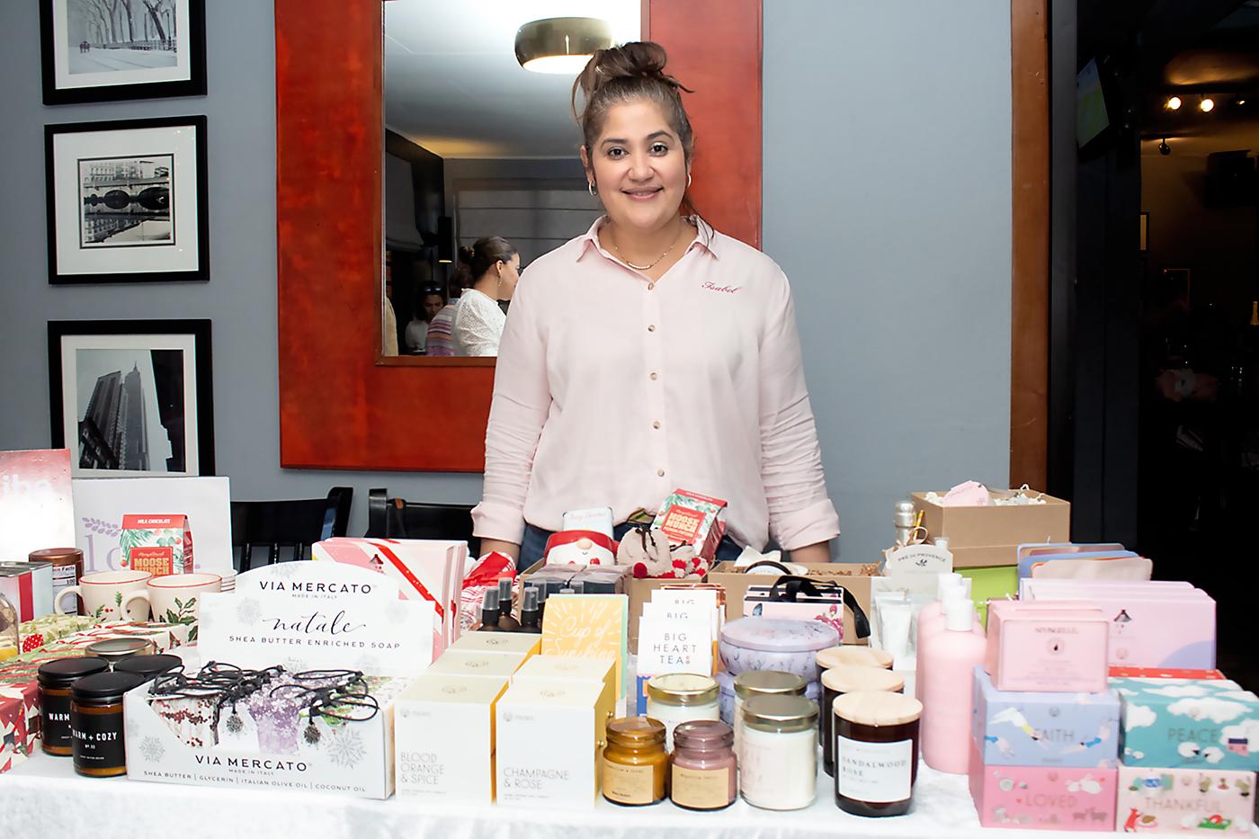 Isabel Sabillón con los exclusivos productos de Lola Curated Gifts