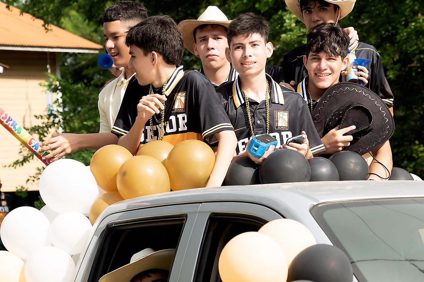 Los senior mientras en la caravana hacia la escuela.