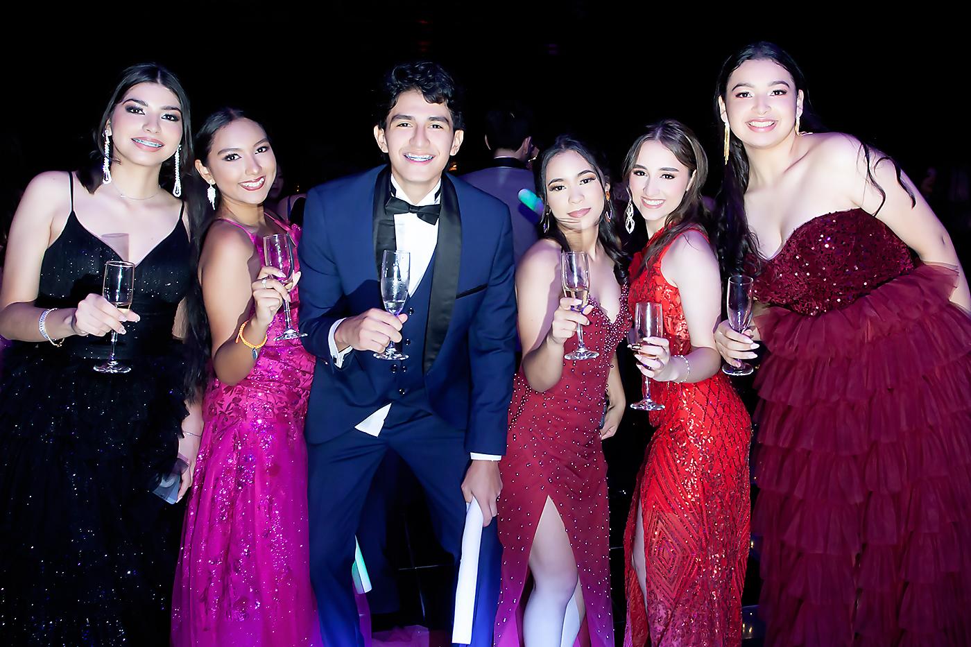 La celebración de los graduados de la Escuela Bilingüe Kiddy Kat &amp; Institute Morazzanni en los salones Napoleón del Copantl Convention Center fue un evento elegante y lleno de alegría. Padres e hijos desfilaron juntos y compartieron un emotivo vals. La culminación fue un brindis en honor a los nuevos bachilleres bilingües en Ciencias y Humanidades. La fiesta, amenizada por el DJ Luna y un delicioso banquete, se prolongó por varias horas, manteniendo un ambiente festivo y memorable.