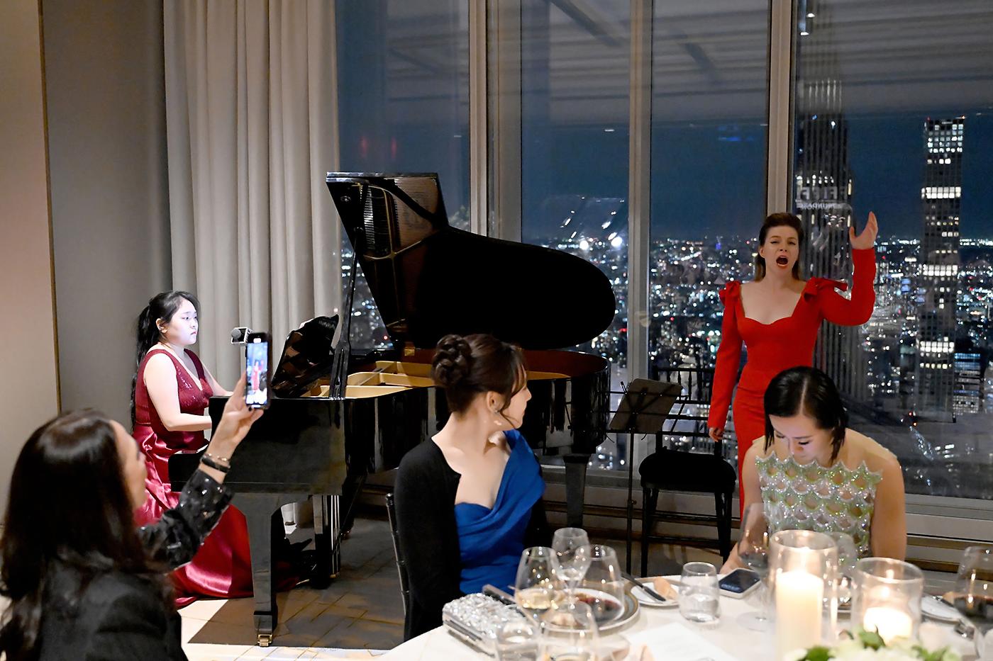 Músicos de renombre y talentos emergentes interpretaron durante la velaauna cuidada selección de obras maestras clásicas, combinando profundidad emocional con excelencia artística.