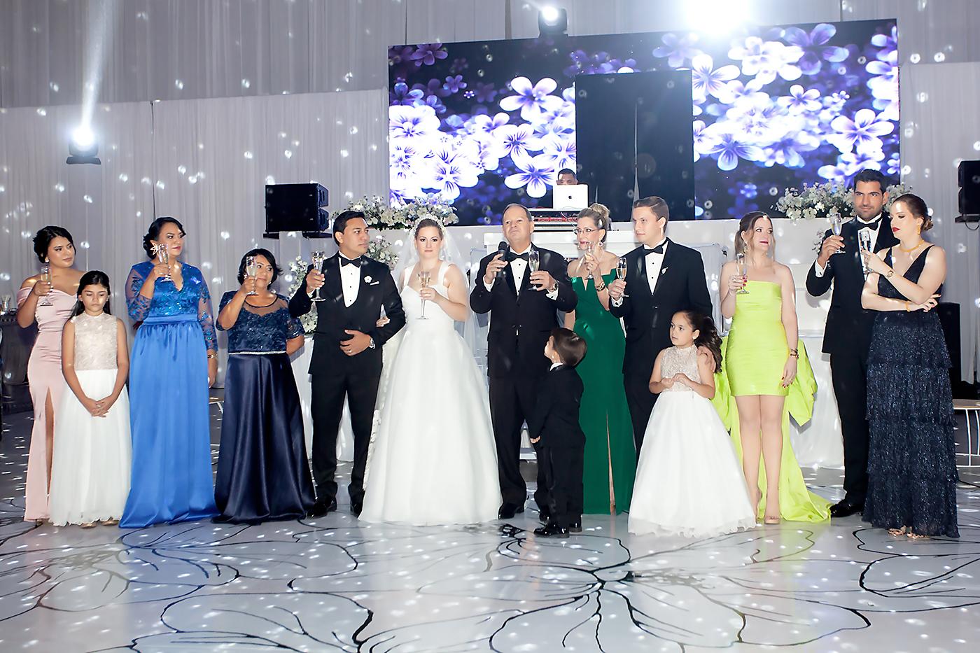 Las familias Martínez y Wolozny se unieron al brindis de honor por la felicidad de sus hijos Melissa y José Luis.