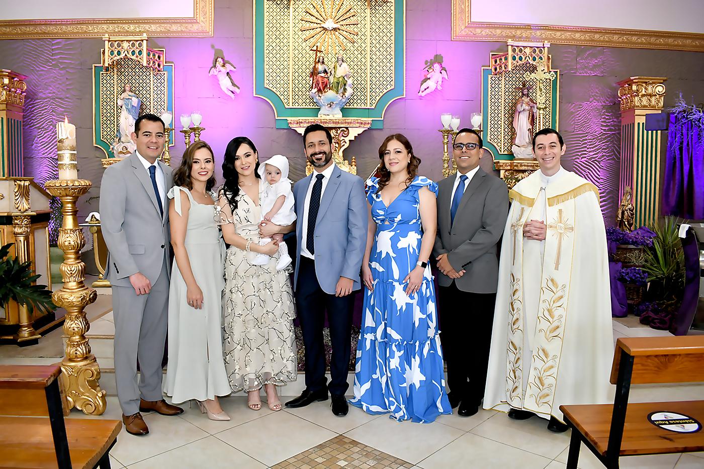 Darwing y Eugenia Aguilar, Rebecca, Alvaro y Alvaro Reyes, Suany y Carlos Reyes con el Padre Alberto Enamorado
