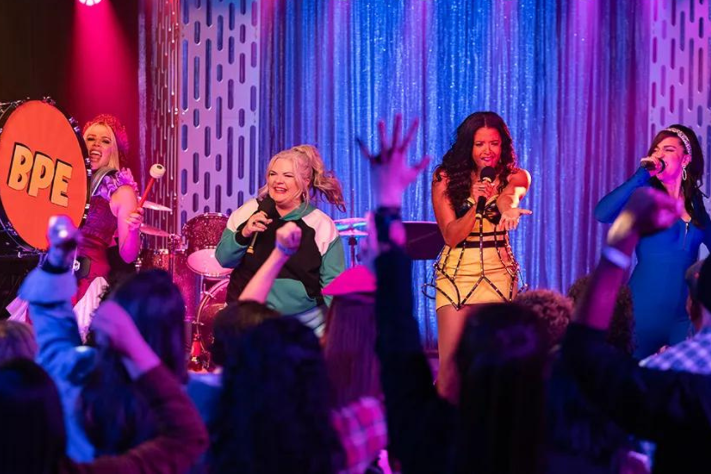Girls5eva: Temporada 3 - 14 de marzo.Las chicas de Girls5eva inician su gira mundial Returnity y cosechan nuevos amigos, enemigos y fans mientras intentan readaptarse al éxito.