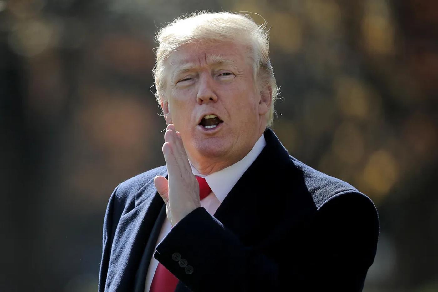 <b>Ataques a la prensa y uso de “Fake News”</b>Trump popularizó el término “fake news” para desacreditar a medios críticos de su administración. A menudo calificaba a los periodistas como “enemigos del pueblo,” creando un ambiente hostil hacia la prensa y estableciendo una relación tensa con los medios durante su presidencia.